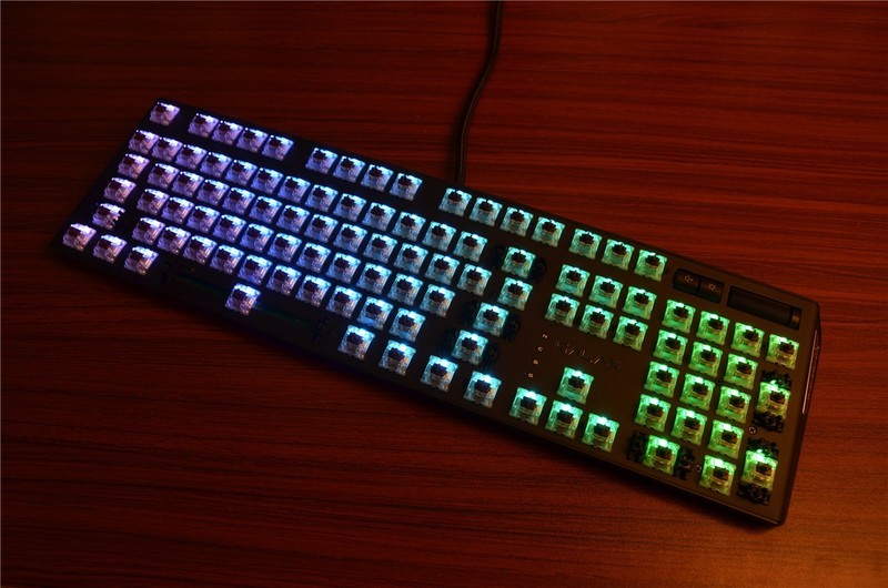 影驰开始做键盘了？看看这款RGB暗黑版茶轴机械键盘如何