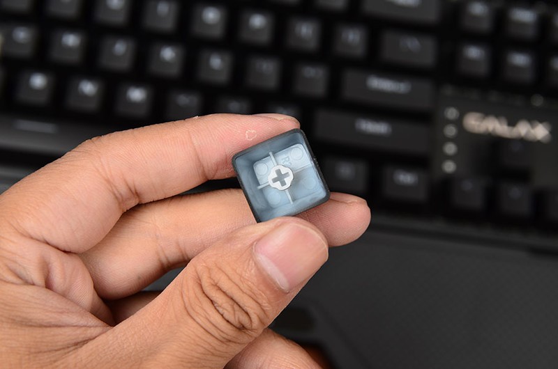 影驰开始做键盘了？看看这款RGB暗黑版茶轴机械键盘如何