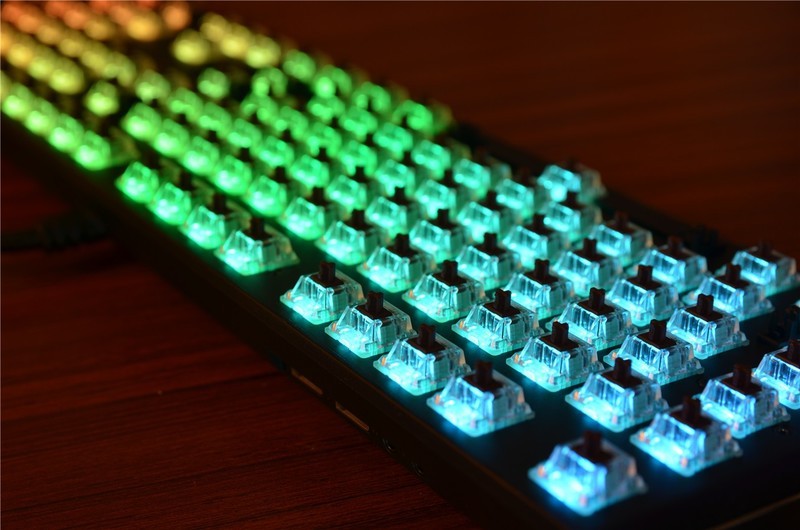 影驰开始做键盘了？看看这款RGB暗黑版茶轴机械键盘如何