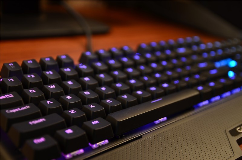 影驰开始做键盘了？看看这款RGB暗黑版茶轴机械键盘如何