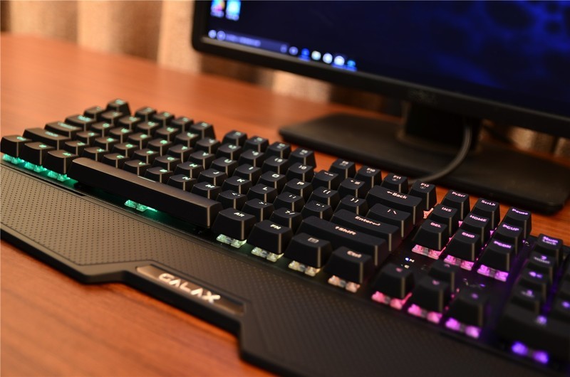 影驰开始做键盘了？看看这款RGB暗黑版茶轴机械键盘如何