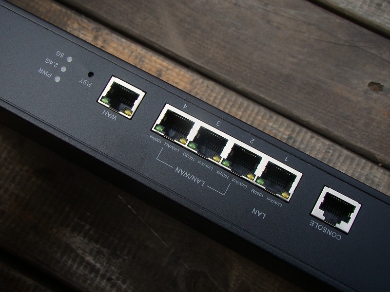 无线覆盖能力出奇强大宏碁首款路由器Acer E200 G1 体验