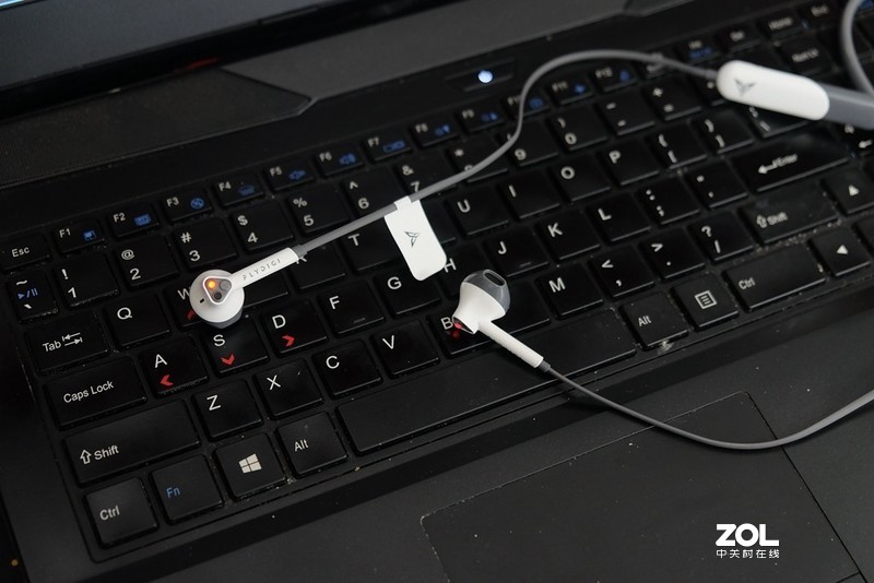 受够了所谓的音质耳机！玩游戏我只认专业游戏耳机，比如飞智银狐