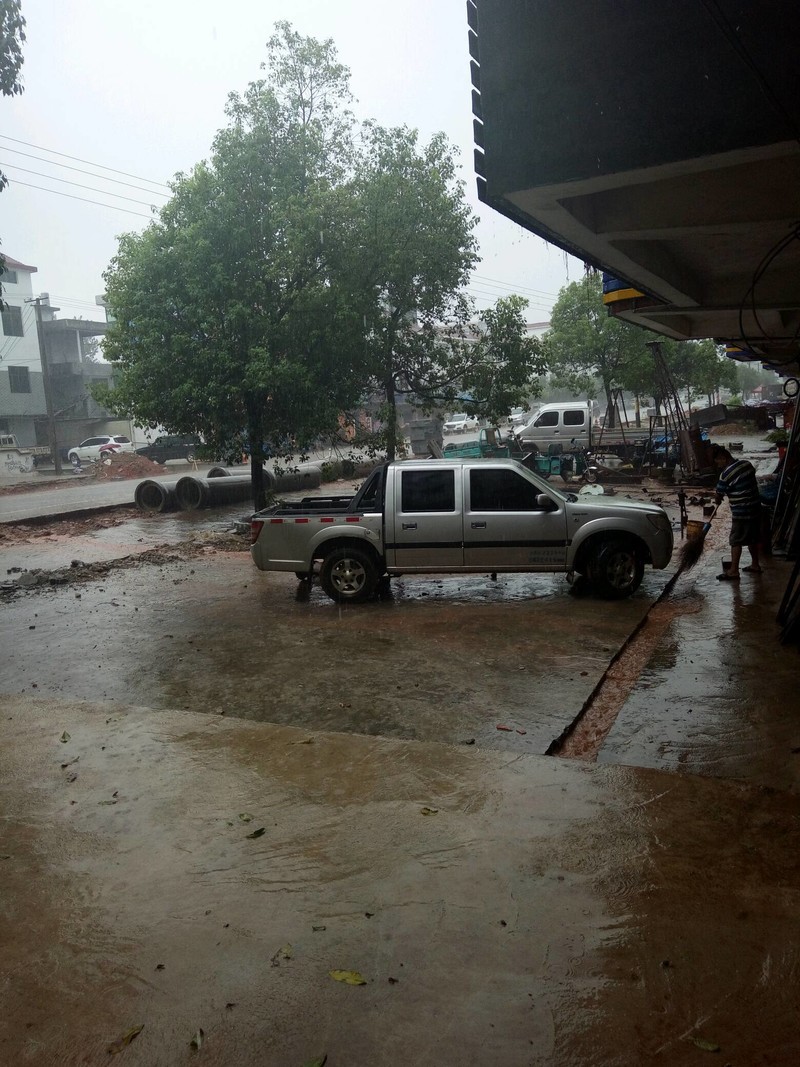 一场雨，把我困在这里
