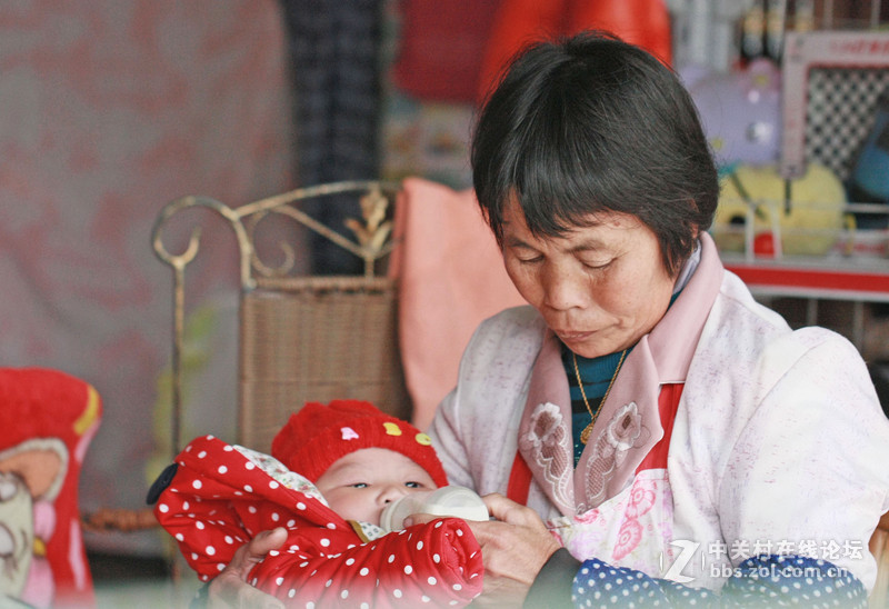 给上杭乡下老房东的家人留个影