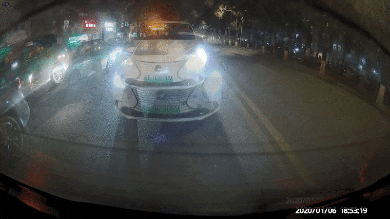 远离追尾纠纷，后视更专业，万鸥V5行车记录仪