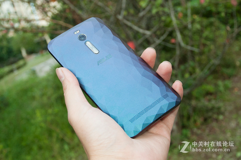 让ZenFone2旧貌换新颜，晶钻后盖一招鲜！