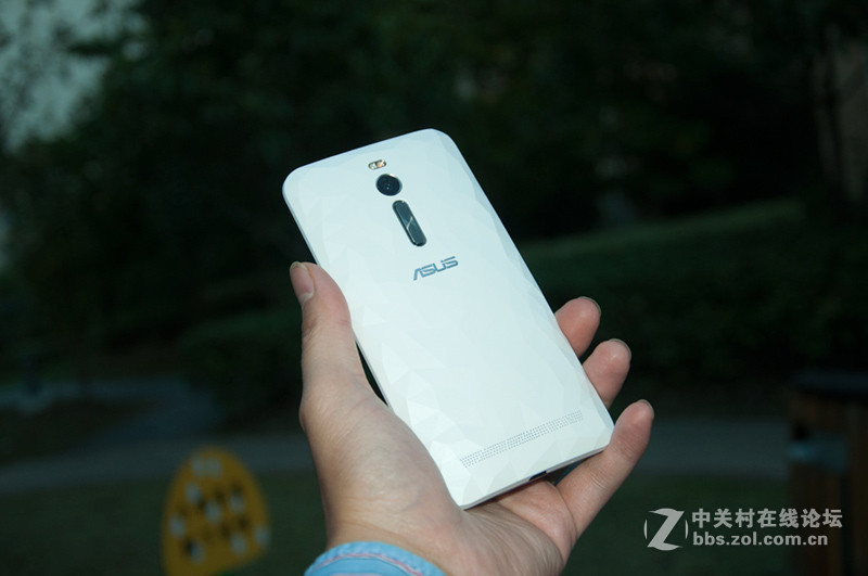 让ZenFone2旧貌换新颜，晶钻后盖一招鲜！
