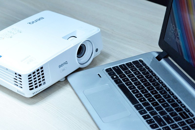 让会议摆脱有线束缚 明基E500智能投影仪堪称商务必备