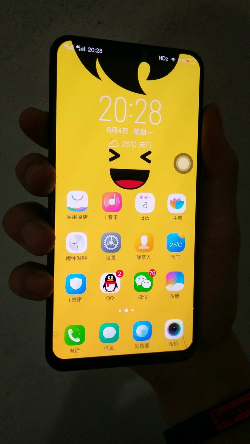 打个篮球，屏幕右下角屏摔破了