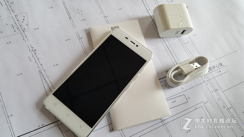 钟爱纯净、简约、白之美手机-iuni N1之开箱外观篇