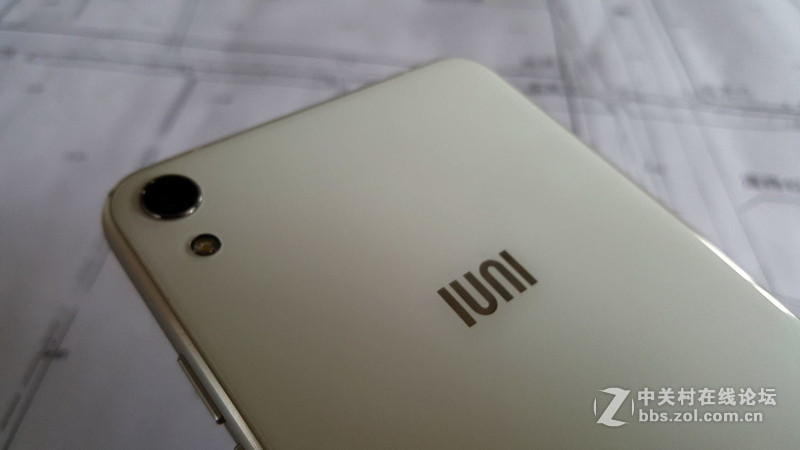 钟爱纯净、简约、白之美手机-iuni N1之开箱外观篇