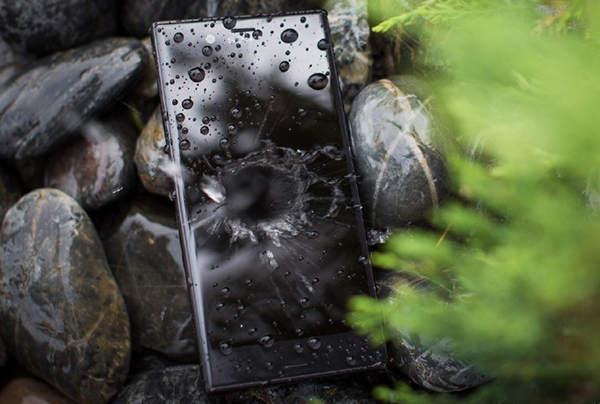 #约稿# 国产手机之所以不主推防水，因为防水后还想水上漂，太麻烦了？