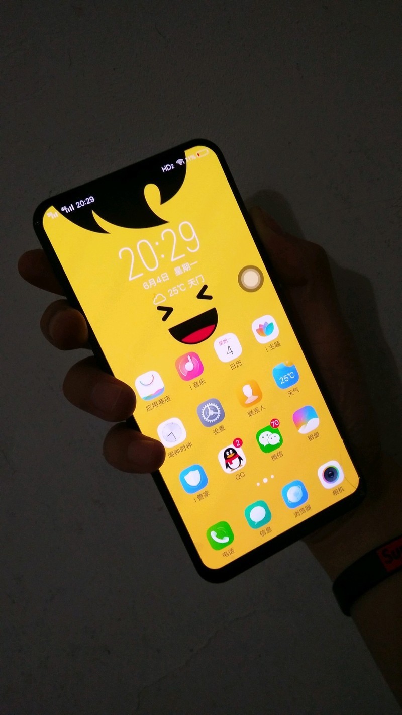 打个篮球，屏幕右下角屏摔破了