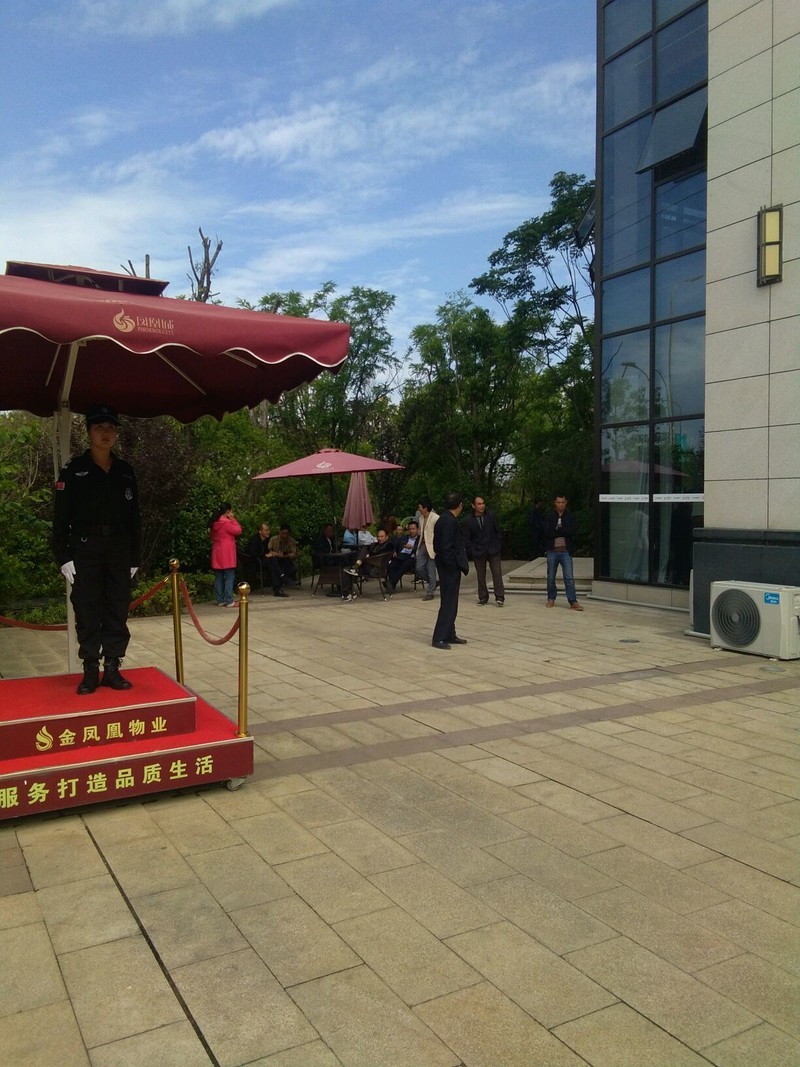 贵州省毕节市金梧桐房地产开发工公司，不拨款项以至南通建筑公司无钱发放农民工工资。