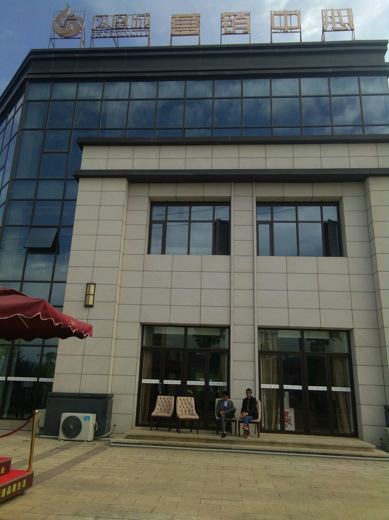 贵州省毕节市金梧桐房地产开发工公司，不拨款项以至南通建筑公司无钱发放农民工工资。