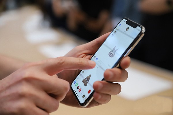 #每日话题# iPhone X正式亮相工信部 电池大到泪牛满面！你会买么？