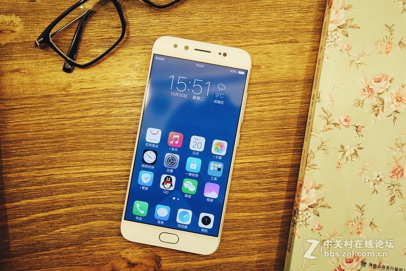 颜值新高 2000万前置双摄拍照神器——vivo X9图赏