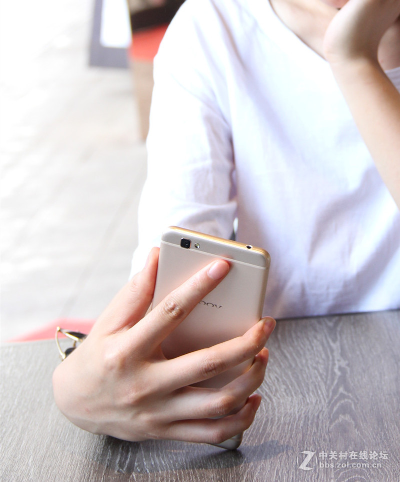 ＃够优秀，才主流＃调皮的妹纸爱自拍  朵唯A6以简取胜