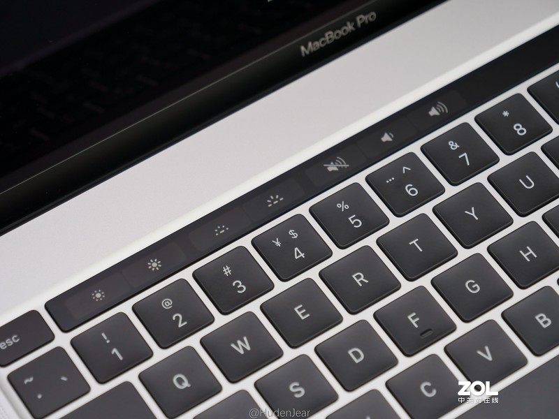 创作工具：DELL XPS17-9700, MacBook Pro 16体验对比