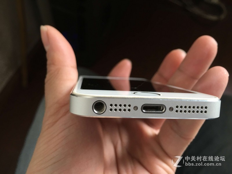 自用港版 iphone5s 白色 16G 便宜出售，成色好！诚心要的联系！