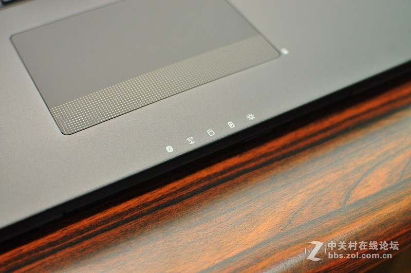 GIGABYTE P37X V6 搭配SHARP 4K UHD面板，让色彩更上一层楼