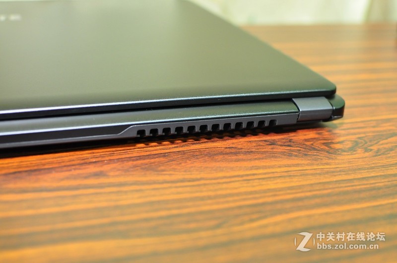 GIGABYTE P37X V6 搭配SHARP 4K UHD面板，让色彩更上一层楼