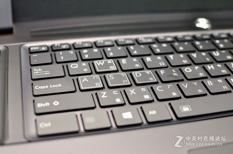 GIGABYTE P37X V6 搭配SHARP 4K UHD面板，让色彩更上一层楼