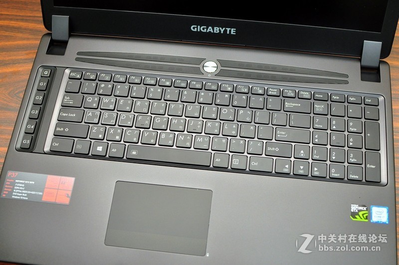 GIGABYTE P37X V6 搭配SHARP 4K UHD面板，让色彩更上一层楼