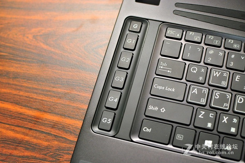 GIGABYTE P37X V6 搭配SHARP 4K UHD面板，让色彩更上一层楼