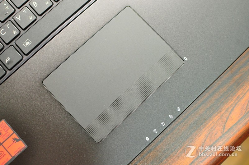 GIGABYTE P37X V6 搭配SHARP 4K UHD面板，让色彩更上一层楼