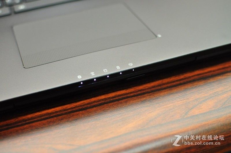 GIGABYTE P37X V6 搭配SHARP 4K UHD面板，让色彩更上一层楼