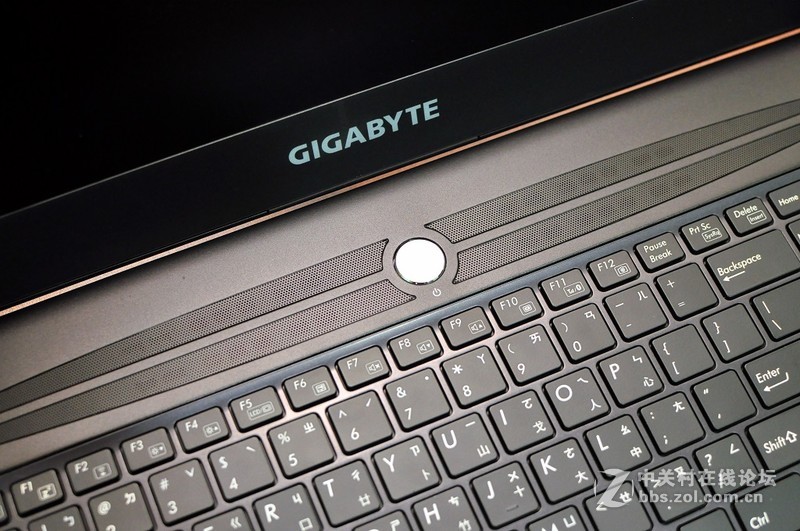 GIGABYTE P37X V6 搭配SHARP 4K UHD面板，让色彩更上一层楼