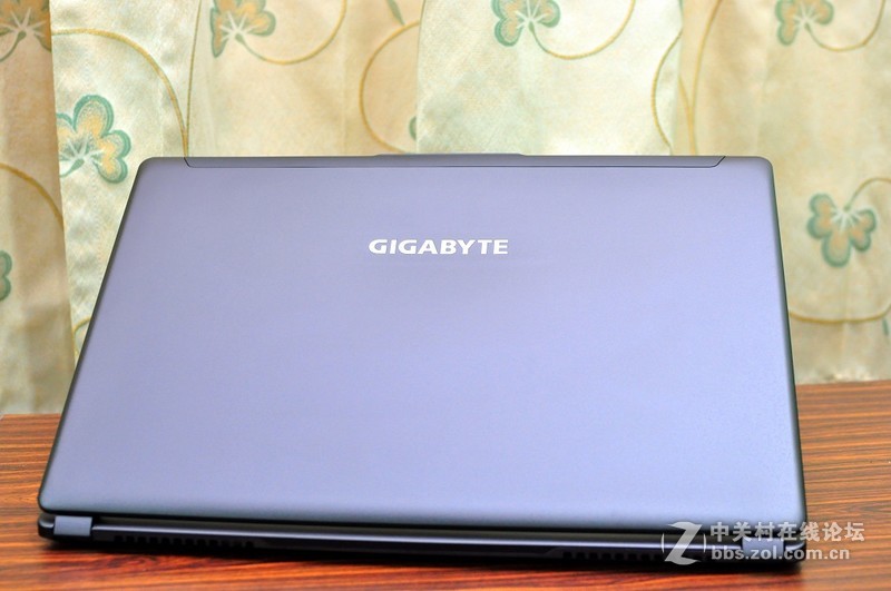 GIGABYTE P37X V6 搭配SHARP 4K UHD面板，让色彩更上一层楼
