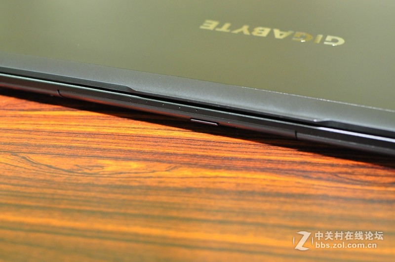 GIGABYTE P37X V6 搭配SHARP 4K UHD面板，让色彩更上一层楼