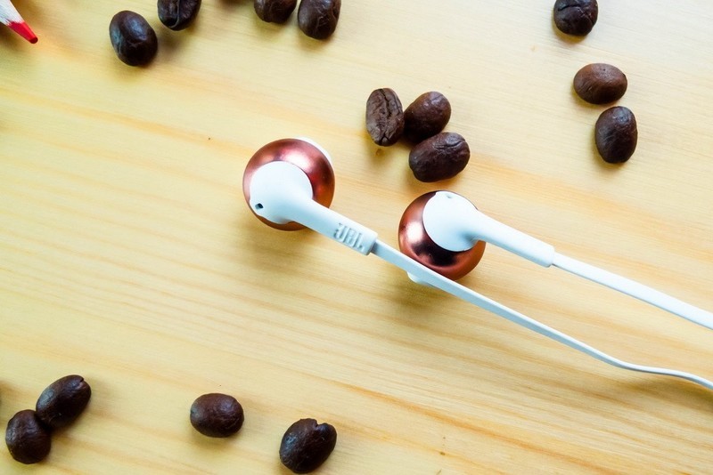 独有的美味，被声音融化—JBL T205半入耳式耳机体验