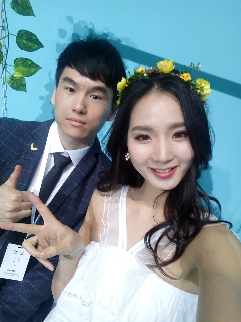 OPPO R9发布会现场，真机上手速评！有很多美女自拍