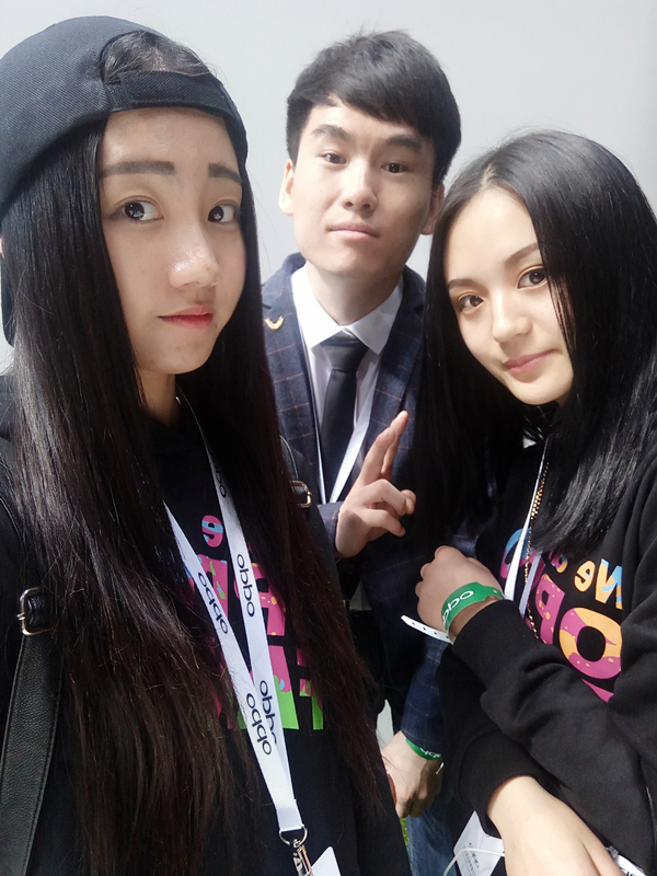 OPPO R9发布会现场，真机上手速评！有很多美女自拍