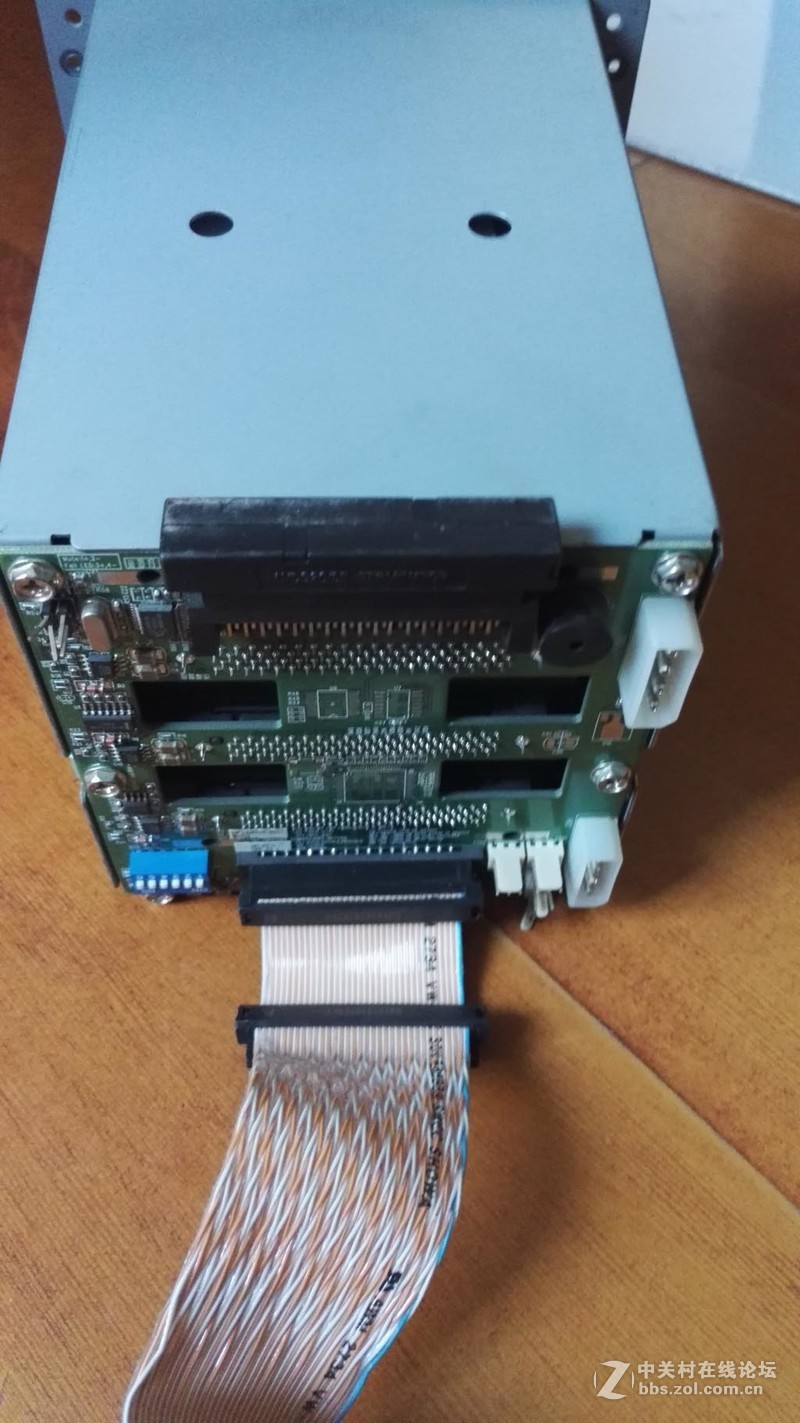 100出SCSI硬盘笼子+3块146G硬盘