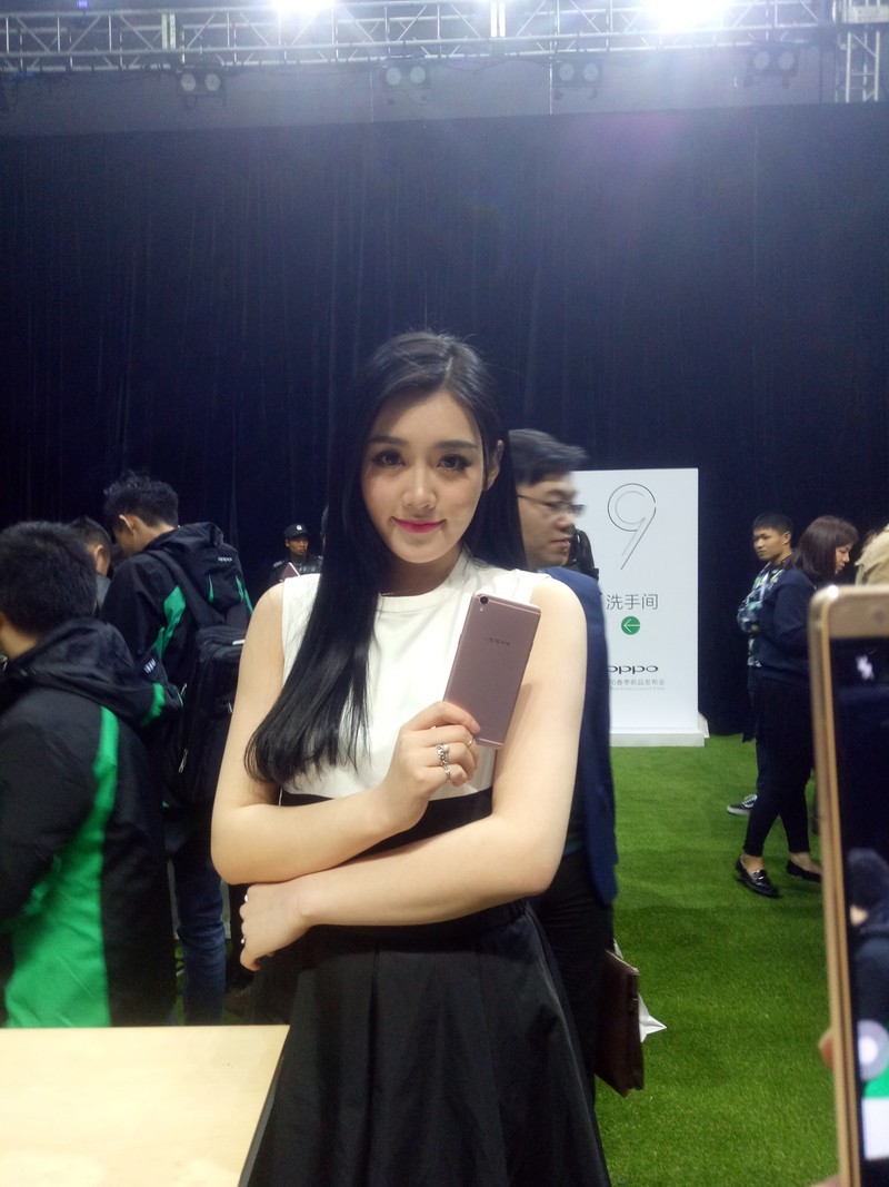 OPPO R9发布会现场，真机上手速评！有很多美女自拍
