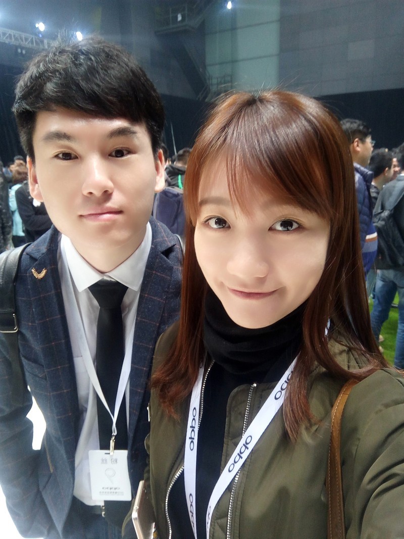 OPPO R9发布会现场，真机上手速评！有很多美女自拍