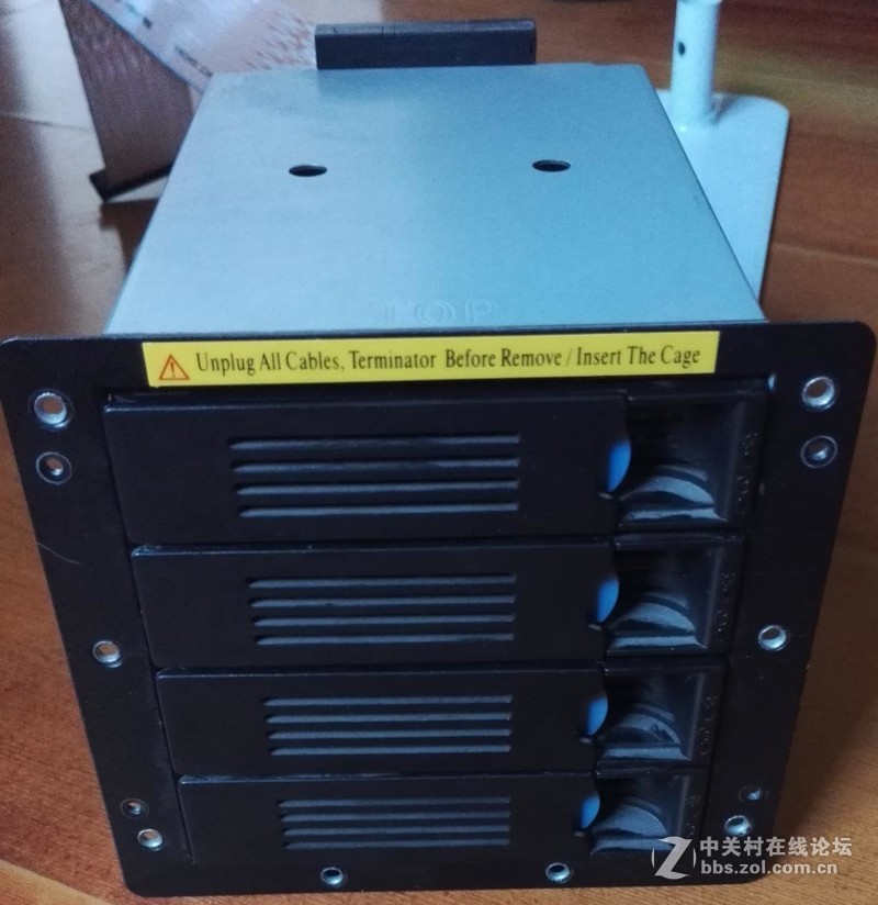 100出SCSI硬盘笼子+3块146G硬盘