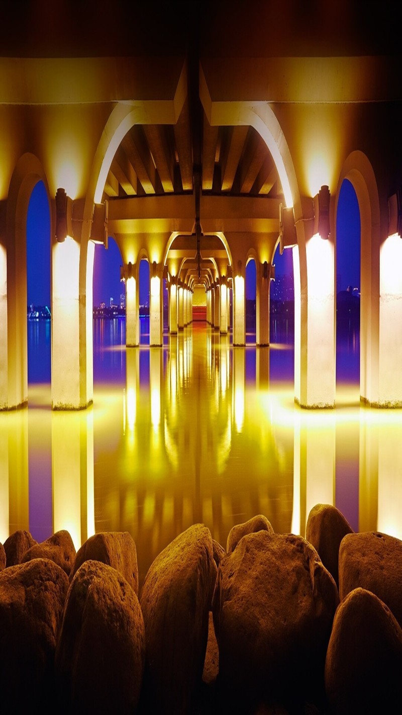 用PS，可将宽屏壁纸拉长为竖屏