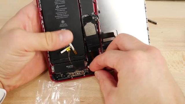 简单神改装！令iPhone7放音乐时闪出霓虹灯！