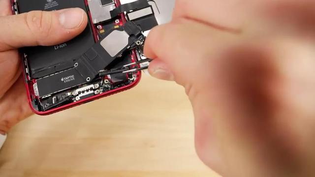 简单神改装！令iPhone7放音乐时闪出霓虹灯！