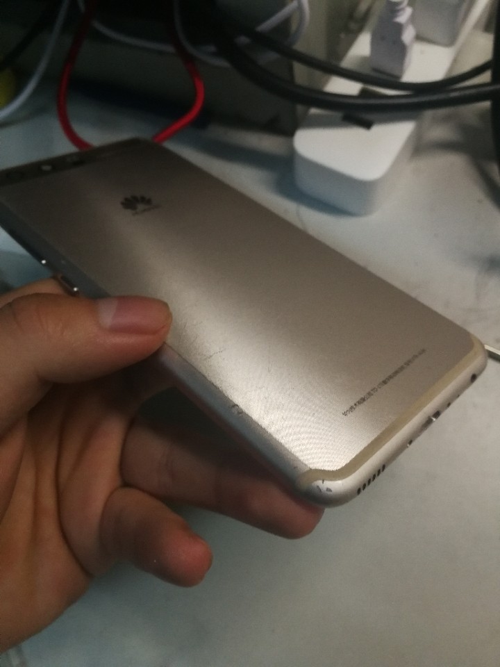 P10用了一年多了 今天换了个后盖