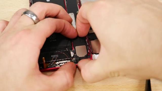 简单神改装！令iPhone7放音乐时闪出霓虹灯！