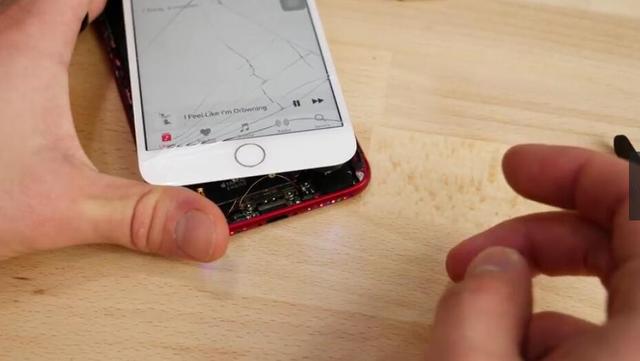 简单神改装！令iPhone7放音乐时闪出霓虹灯！