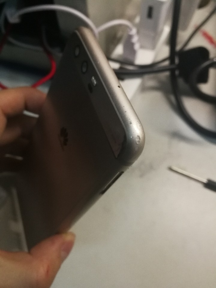 P10用了一年多了 今天换了个后盖