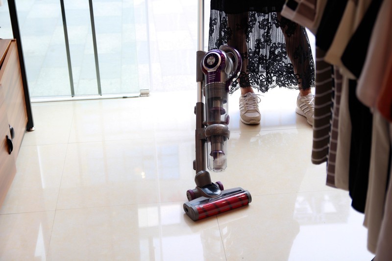 嫌打扫麻烦？这款吸尘器帮你解决麻烦